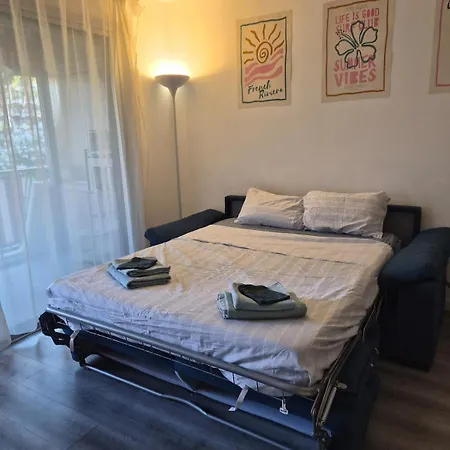 Dans Avec Piscine Apartment *